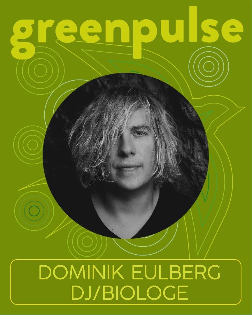 Erlebe Dominik Eulberg live im Schlossgarten von Schloss Achberg und lass dich von seiner einzigartigen Mischung aus Musik und Natur begeistern.
Ihr habt Lust, seine Biodiversitätsshow live mitzuerleben? Tickets zum Festival gibt es unter www.greenpulsefestival.de 🎟️
🎶 Dominik Eulberg – Wenn Natur zum Beat wird 🌿 @dominikeulberg
Er ist DJ, Biologe und Naturliebhaber – Dominik Eulberg verbindet elektronische Musik mit dem Zauber der heimischen Artenvielfalt. In seiner preisgekrönten Biodiversitätsshow verschmelzen Klang, Wissenschaft und visuelle Kunst zu einem einzigartigen Erlebnis. Mit Synthesizern, Vogelstimmen und atemberaubenden Naturaufnahmen macht er die Schönheit und Fragilität unserer Umwelt hör‑ und sichtbar.
Eulbergs Show ist mehr als ein Konzert – sie ist eine Reise durch die Wunder der Natur, die zum Staunen, Lernen und Handeln anregt. Seine Musik integriert Naturgeräusche und vermittelt ökologische Themen auf innovative Weise.
✨ GreenPulse Festival – Natur erleben. Zukunft gestalten. ✨🌿
📍 Schloss Achberg
📅 25. & 26. Juli 2025
Ein Wochenende voller Natur, Musik & Ideen für morgen.
Workshops, Exkursionen, Vorträge, Theater, Film –
und unvergessliche Abende im Schlossgarten. 🌎💚
🔎 Das erwartet dich:
🎧 DJ & Ökologe @dominikeulberg live im Schlossgarten
🎻 Musiker*innen des Orchesters des Wandels @orchesterdeswandels
🌱 Über 40 Mitwirkende mit:
🔹 Interaktiven Workshops – z. B. „Wildkräuter entdecken“ u.a. mit @fischerrizzi
🔹 Vorträgen zu Biodiversität & Klimawandel u.a. @dervogelphilipp
🔹 Lesungen & Exkursionen in die Natur
🎭 Improvisationstheater, Film & Kultur
🌅 Magische Abende mit Musik & besonderer Atmosphäre
Ein Festival zum Staunen, Lernen, Mitmachen & Genießen.
🎟️ Tickets & Infos: www.greenpulsefestival.de
👉 Markier deine Festivalcrew & sei dabei!
Gefördert von:
@landkreis.ravensburg @elobaustiftung @buergerstiftung.ravensburg @kreissparkasse.ravensburg
#GreenPulseFestival #SchlossAchberg #NaturErleben #FestivalMitSinn #Biodiversität #Nachhaltigkeit #OpenAirFestival #NatureLovers #DIYFestival #ZukunftGestalten #DominikEulberg #Eulberg
