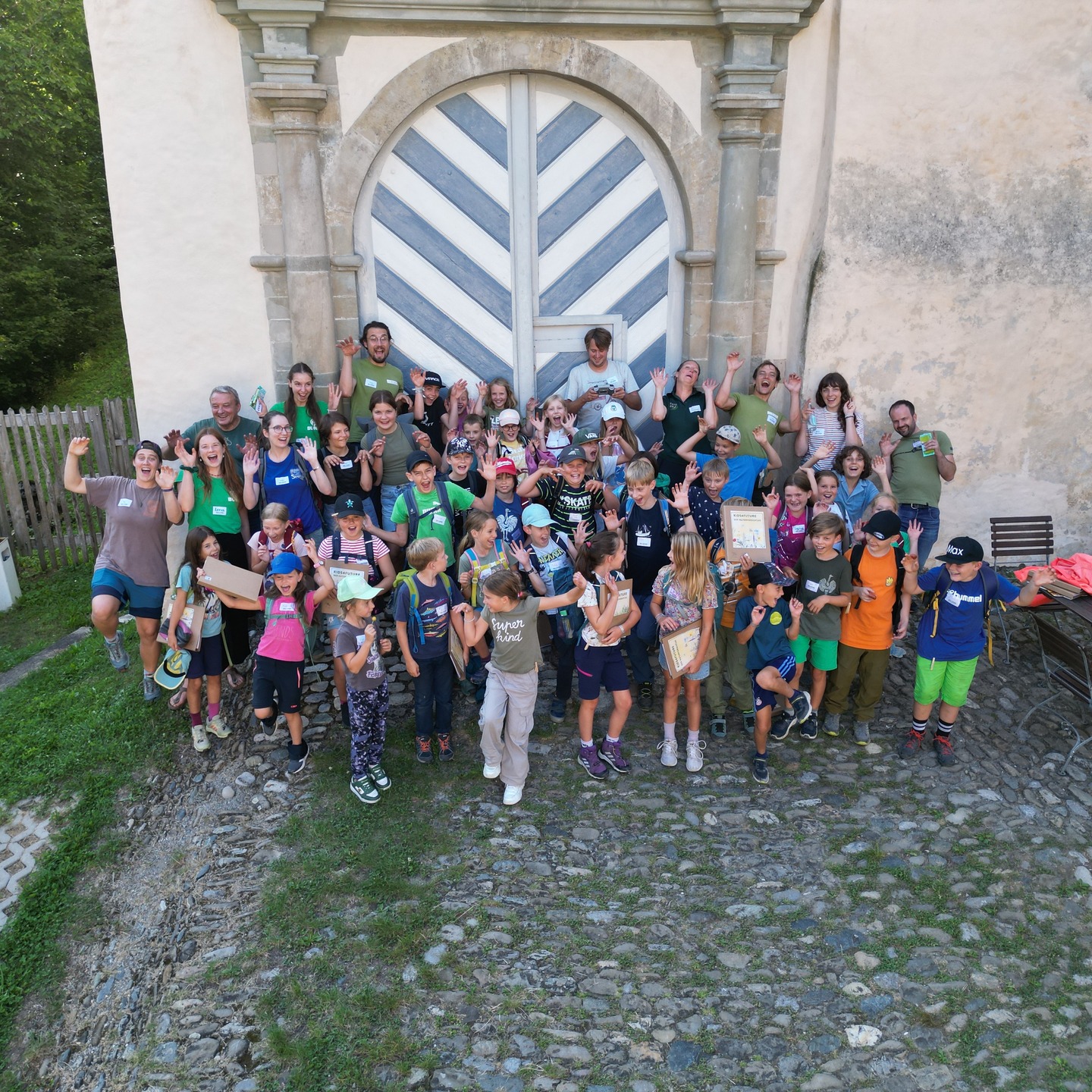 Du hast in den Sommerferien noch nichts vor? 🌞
Liebe Eltern, aufgepasst! 🎉🌳
Ein unvergessliches Abenteuer erwartet eure Kinder im Alter von 9 bis 12 Jahren am Mittwoch, den 13.08.2025, rund um das wunderschöne Schloss Achberg. 🌿✨ Beim Mitmachtag "Kids4Future" können eure Kids zu kleinen Forschenden werden und die faszinierende Natur erkunden!
🐝🌻🌲 Unter der Leitung von Experten entdecken die Kinder an verschiedenen Stationen die Geheimnisse der Natur und können diese in Ihrem eigenen Forschertagebuch festhalten.
🔍 Station Argen - Taucht ab in die Unterwasserwelt der Argen
🌿 Station Wildkräuter - Erkundet die Vielfalt der Kräuter
🌳 Station Wald seine Lebewesen - Lernt über die Baumarten und einen naturnahen Wald (betreut von "Waldbox @forstbw)
🦋 Station Insekten - Alles über Wildbienen und mehr ( betreut von @bienenwelten)
und eine Überraschungsstation vom @bund.ravensburg_weingarten
Ein Tag voller Abenteuer und Wissen erwartet eure Kinder! 🌍🌼 Und das Beste?
Der Tag kostet nur 20€ Unkostenbeitrag (Forscherbuch sowie Mittagessen mit Getränken)
⏳ Die Plätze sind auf 40 begrenzt und sehr begehrt. Also, schnell anmelden und einen der letzten freien Plätze sichern! 📋✨
Anmeldungen zum Tag unter www.naturvielfalt-rv.de/veranstaltungen🍃❤
#Kids4Future #SchlossAchberg #NaturErleben #Sommerferien #AbenteuerFürKinder #Naturforscher #Ravensburg #elobauStiftung #Mitmachtag #KinderAbenteuer