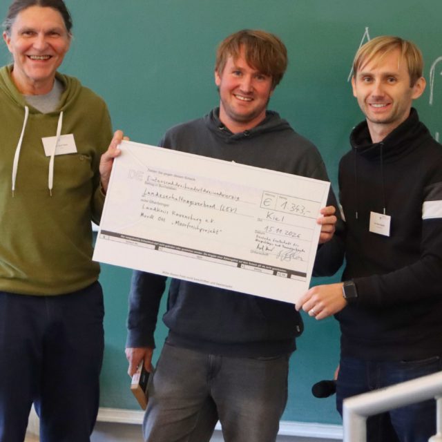 Der Moorfrosch (Rana arvalis) gehört zu den am stärksten gefährdeten Amphibienarten Süddeutschlands. Im Voralpenraum von Baden-Württemberg kommt er nur noch an drei Standorten im Landkreis Ravensburg vor. Diese Entwicklung zeigt: Wir tragen eine besondere Verantwortung für diese Art. 🐸💙
Passend zum Jahr des Moorfrosches 2025 startete die DGHT aus diesem Grunde einen großen Spendenaufruf zum Schutze der Art bei ihren Mitgliedern. 💚✨
Die eingenommenen Spenden kamen unserer Rettungsinitiative zum Schutze des Moorfrosches im Landkreis Ravensburg zugute.
Auf der internationalen Moorfroschtagung 2025 in Kiel wurde uns feierlich der große Spendencheck der DGHT überreicht. Insgesamt kamen durch den Spendenaufruf 1.343 € zusammen – ein starkes Zeichen für den Schutz des Moorfrosches. 🙌💚
Die Spenden fließen direkt in unsere Rettungsinitiative für den Moorfrosch im Voralpenraum und unterstützen Maßnahmen für mehr Lebensraum, bessere Bedingungen und den langfristigen Erhalt dieser seltenen Art. 🌿🐸
Ein herzliches Dankeschön an die DGHT, ihre AG Feldherpetologie & Artenschutz und alle, die gespendet haben! 💚🙏
Mehr Infos zur Rettungsinitiative zum Schutze des Moorfrosches findet ihr unter www.moorfrosch.info
#Moorfrosch #LurchDesJahres2025 #Amphibienschutz #Biodiversität #Artenschutz #RanaArvalis #DGHT #Naturschutz #Voralpenraum #Ravensburg #Moorschutz #Wetlands #SaveTheFrog #Herpetology #NatureConservation 🌱🐸💙