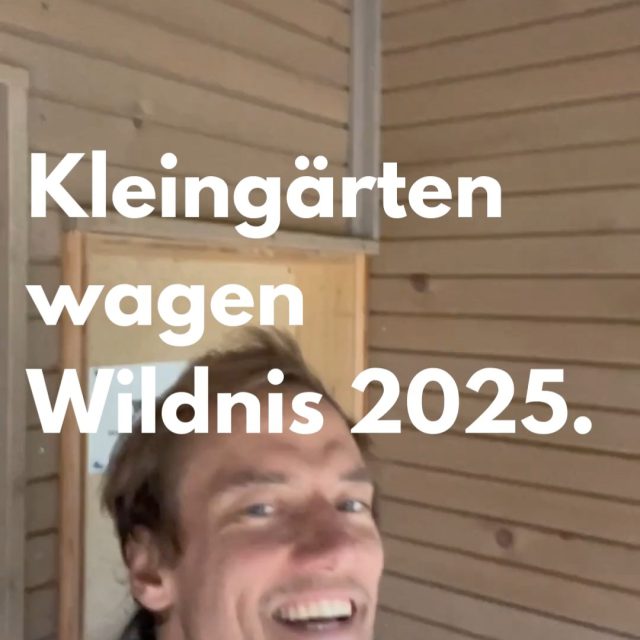 Ein neues Schmetterlings-Hochstaudenbeet für Insekten in Wangen! 🦋🌿
Gemeinsam mit goetz.lapfle haben wir im Rahmen unseres Projektes "Kleingärten wagen Wildnis" ein Schmetterlings-Hochstaudenbeet vor dem Vereinsheim der Gartenfreunde Argenau e.V. in Wangen angelegt.
Zwischen den vielen gesetzten Steinen wurde das Beet mit Sand ausgemagert, damit sich dort die Pflanzen wohlfühlen, die an närstoffarme Bedingungen angepasst sind und auf diese sich über Jahrtausende unsere heimische Insektenwelt spezialisiert hat.
Mit dem Insektenbeet haben wir zum einen ein wichtiges Winterrefugium für Insekten geschaffen, als auch eine wichtige Nahrungsquelle im Sommer - von Flockenblumen über Dost bis hin zur Bergminze - alles wichtige Nahrungs-und Pollenpflanzen für unsere heimischen Schmetterlinge, Wanzen und Laufkäferarten. Nun bleibt noch zu hoffen, dass das neu geschaffene artenreiche Beet im Frühjahr brummt & summt!
Ein herzliches Dankeschön geht hierbei auch an die Heimatstiftung @kreissparkasseravensburg des Landkreises Ravensburg, die dieses Projekt erst finanziell ermöglicht hat.
#Biodiversitätsstrategie #LandkreisRavensburg #KleingärtenWagenWildnis #Artenvielfalt #Insektenschutz #Schmetterlinge #Wildbienen #Wangen #Naturschutz #Hochstaudenbeet #Naturgartengestaltung #GartenfreundeArgenau #GemeinsamFürDieNatur #Biodiversität #HeimatstiftungRavensburg