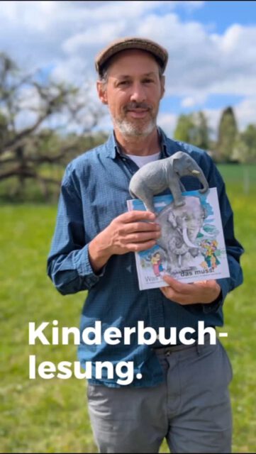 Was muss, dass muss! Ein Elefant macht in die Stadt 📚 🐘 @elefantmachtindiestadt

Unterm Birnenbaum auf der Streuobswiese haben wir Kinderbuchautor und Musiker Dominik Blöchl gelauscht. 🌞🎶 

Danke an alle, die gekommen sind! 🧑‍🤝‍🧑💚

#kinderbuch #landschaftserhaltungsverband #biodiversität #ravensburg #oberschwaben