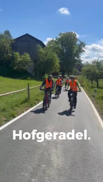 Landwirtschaft, Natur und regionale Produkte mit dem Fahrrad erleben! 🚲🌳🌾

Mit #Hofgeradel startet im Landkreis Ravensburg ein neues Erlebnisformat: geführte Fahrradtouren mit Headsets zu landwirtschaftlichen Betrieben und regionalen Produkten. 
 
👉🗓️Ab Juni können die Touren unter www.hofgeradel.de gebucht werden! Die erste Tour „Von Milch zum Eis" findet am 06. Juni statt. 

Das Projekt ist eine Initiative des Bauernverband Allgäu-Oberschwaben e.V. in Kooperation mit dem Landschaftserhaltungsverband Landkreis Ravensburg e.V. 

Großes Dankeschön an die Heimatstiftung der Kreissparkasse Ravensburg für die großzügige Unterstützung! ♥️