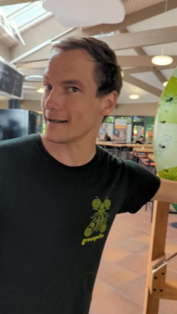 Diese Woche waren wir zu Besuch in der Mensa der @ph_weingarten und @rw.university! 👋
Zahlreiche Studis haben ihr Glück versucht – und drei von euch haben Tickets fürs GreenPulse Festival gewonnen! 🥳🎟️🌿
Für alle, die diesmal nicht gewonnen haben: kein Stress! 👉 Tickets für 18- bis 26-Jährige gibt's schon ab 35 €!!!
Wir sehen uns beim GreenPulse Festival! 🙌
🌿 #GreenPulseFestival
📍 Schloss Achberg
📅 03. & 04. Juli 2026
🎤 Vorträge, Musik und Film
@sarahwienerofficial · @maxprosa · @jan_haft · @orchesterdeswandels · @vuimeraklaenge
🌱 Workshops & Exkursionen
@dervogelphilipp · @gruen_sein · @fischerrizzi · @karin_namaste @g_artenvielfalt @feder_schwingen @laura_feuerfliege
... und viele mehr! ✨
🎟️ Tickets & Infos: www.greenpulsefestival.de
Gefördert durch:
@naturvielfalt.ravensburg @elobaustiftung
@kreissparkasse.ravensburg @landkreisravensburg @audio_concept_vt @bellissa_haas @schloss.achberg & Bio-Musterregion Ravensburg