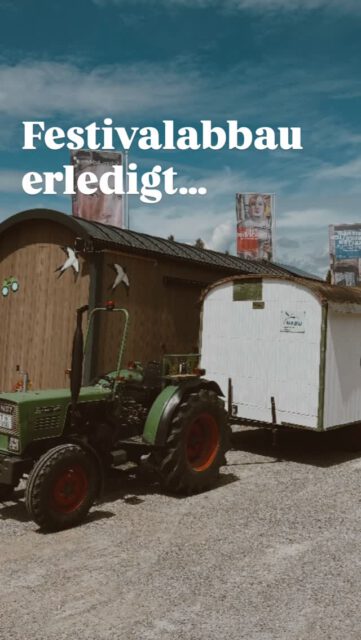 GreenPulse 2026 liegt hinter uns – und was für ein Wochenende das war! 💚
Knapp 90 Programmpunkte, bestes Sommerwetter, zum ersten Mal unser kleiner Campingplatz am Weiher und zwei unvergessliche Sommernächte – mit großartigen Künstlerinnen und Referentinnen wie @maxprosa, @orchesterdeswandels, @vuimeraklaenge, @jan_haft, @gruen_sein, @fischerrizzi und vielen weiteren. Danke an alle, die dieses Festival so besonders gemacht haben!
Wir machen uns schon bald an die Vorbereitungen für die 3. Auflage von GreenPulse im Jahr 2028. Aber keine Sorge: Schon im nächsten Jahr gibt es ein kleineres GreenPulse-Format an einem neuen Ort. Seid gespannt!
Und das war’s noch nicht: In den nächsten Wochen erscheint unser offizieller Festivalfilm. Freut euch auf viele besondere Momente, Emotionen und Erinnerungen an dieses Wochenende. 🎥✨
Bis dahin: Erzählt weiter von GreenPulse, nehmt die Impulse mit in euren Alltag und helft uns, die Idee weiterzutragen.
Wir sehen uns! 💚
#greenpulsefestival #GreenPulse2026 #Festival #Nachhaltigkeit #Gemeinschaft Kultur Natur