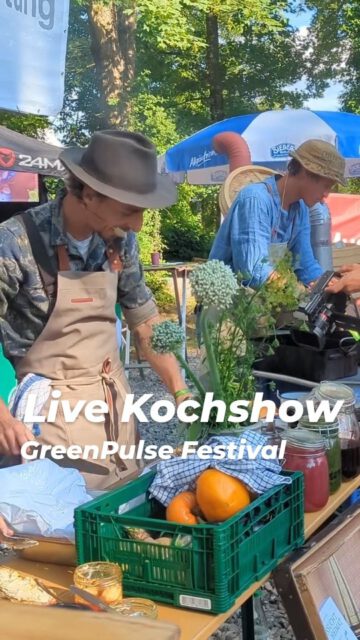 Live Kochshow auf dem #greenpulsefestival 💚 Zum Mitmachen und mit vielen leckeren Kostproben! 😋 

Gibt es am Samstag erneut auf dem GP zu erleben. Schaut vorbei!

@kitchen_unplugged nimmt die Besucher mit auf eine besondere kulinarische Reise: Nach Jahren in der Sterneküche rund um die Welt kehrt er zu seinen Wurzeln zurück und kocht auf seiner traditionellen, holzbefeuerten Küchenhexe. 🍴🔥 Unkompliziertes, ursprüngliches Kochen mit regionalen Zutaten steht im Mittelpunkt! 💚

🌿 #GreenPulseFestival
📍 Schloss Achberg
📅 03. & 04. Juli 2026

🎤 Vorträge, Musik und Film
@sarahwienerofficial · @maxprosa · @jan_haft · @orchesterdeswandels · @vuimeraklaenge

🌱 Workshops & Exkursionen
@dervogelphilipp · @gruen_sein · @fischerrizzi

... und viele mehr! ✨

🎟️ Tickets & Infos: www.greenpulsefestival.de

Gefördert durch:
@naturvielfalt.ravensburg @elobaustiftung
@kreissparkasse.ravensburg @landkreisravensburg @audio_concept_vt @bellissa_haas @schloss.achberg & Bio-Musterregion Ravensburg