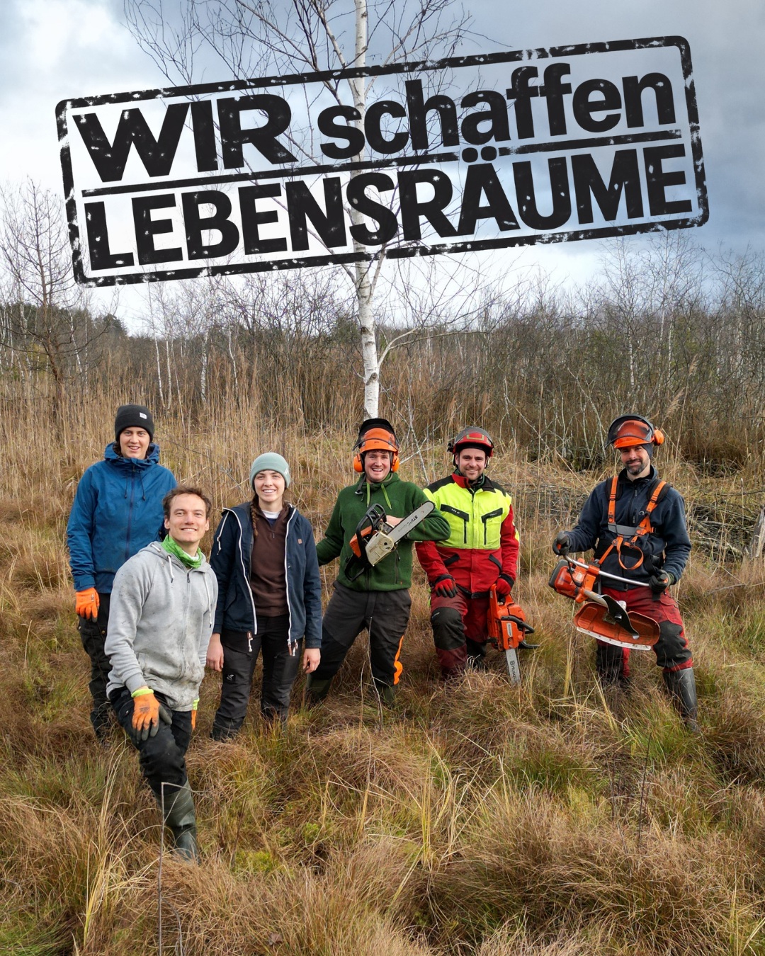 WIR schaffen LEBENSRÄUME!
Durch Vertragsnaturschutz, die Zusammenarbeit mit landwirtschaftlichen Betrieben und die Extensivierung von Flächen schaffen und erhalten die Landschaftserhaltungsverbände in BW wertvolle Lebensräume für bedrohte Arten.
Durch Pflege der Flächen werden Lebensräume geschaffen und erhalten, denn viele dieser Arten sind auf ganz bestimmte, extensiv genutzte Lebensräume angewiesen. Ohne regelmäßige Pflege würden viele Flächen verbuschen und langfristig verschwinden.
Aus diesem Grund möchten die LEV in Baden-Württemberg unter dem Claim „WIR schaffen LEBENSRÄUME“ zeigen, wie vielfältig und unterschiedlich unsere Arbeit in den einzelnen Landkreisen ist - Unter dem Claim vereinen wir unsere Arbeit und zeigen auch auf : Was wäre wenn nicht ?
Auch der LEV Ravensburg ist Teil der LEV-Familie und nimmt euch unter diesem Claim mit in unsere tägliche Arbeit. 🌿
Neben dem Vertragsnaturschutz und der Zusammenarbeit mit landwirtschaftlichen Betrieben packen wir manchmal auch selbst mit an: Mit Motorsense und Kettensäge öffnen wir verbuschte Bereiche wieder und schaffen so wertvolle Lebensräume für lichtliebende Arten - so erhalten wir beispielsweise Lebensräume für den Rundblättrigen Sonnentau oder den stark bedrohten Moorfrosch – wie bei unserem letztjährigen Pflegeeinsatz.
#WIRschaffenLebensräume #Landschaftserhaltungsverband #LEV #LEVFamilie #LEVBaWü #BadenWürttemberg #Landschaftspflege #Naturschutz #Biodiversität #Artenvielfalt #Lebensräume #Vertragsnaturschutz #Landwirtschaft #Moorfrosch #RundblättrigerSonnentau #Landschaftspflegeverbände #NaturvielfaltRavensburg