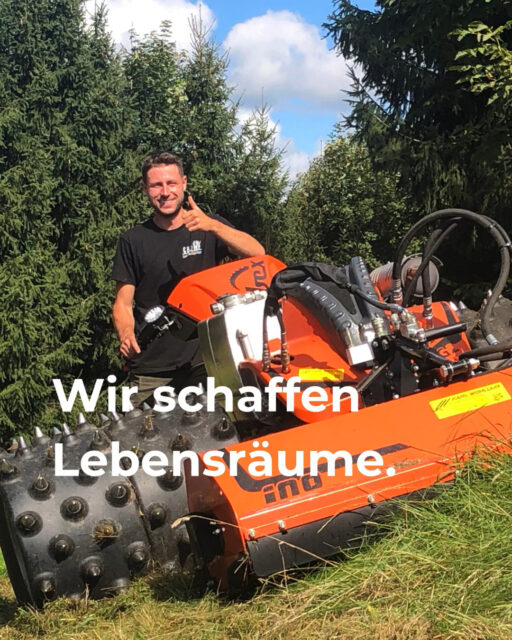 Heute begleiten wir Luca Götz von Götz Landschaftspflege @goetz.lapfle bei einer Erstpflegemaßnahme in der Nähe von Wangen. 🚜🌾
Dieser brach gefallene Hang soll wieder gepflegt werden. Um den am Boden festsitzenden Filz zu entfernen wird mit einem Mulcher "gemäht".
Anschließend wird das Mahdgut mit dem Bandrechen in Schwaden zum Trocknen gelegt.
Die artenreichsten Wiesen sind immer auch sehr nährstoffarm, deshalb wird das Material aufgenommen und abgefahren.
Diese Pflegeschritte werden in den nächsten Jahren regelmäßig wiederholt, um auf Dauer wieder einen wertvollen, artenreichen Lebensraum herstellen und erhalten zu können.
#landschaftserhaltungsverband #landschaftspflege #landkreisravensburg #ibex #artenvielfalt #biodiversität